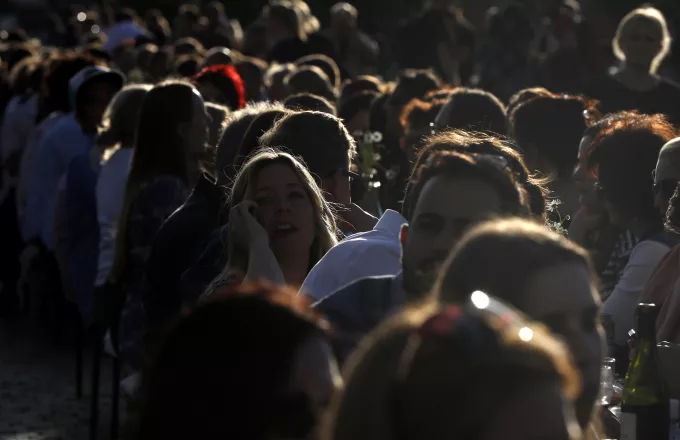 «Αντίο κορωνοϊέ;»- Χιλιάδες άνθρωποι στην Πράγα γιόρτασαν το τέλος της πανδημίας με ένα μεγάλο πάρτυ (pics)