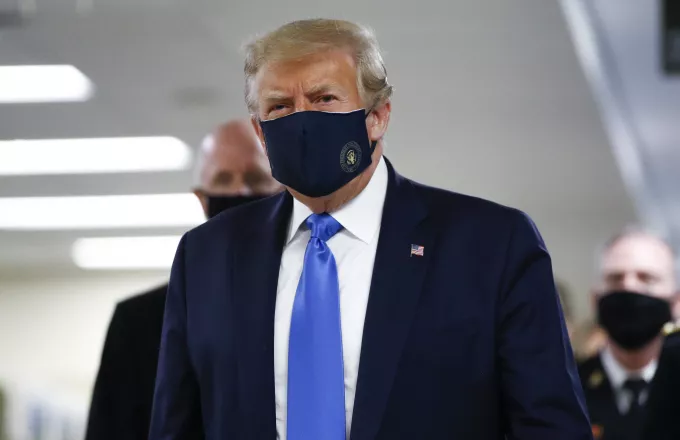 Για πρώτη φορά, ο Τραμπ φόρεσε προστατευτική μάσκα δημόσια