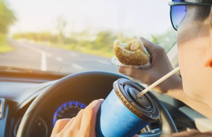 Μην… τρως όταν οδηγείς: Μειώνονται σημαντικά οι οδηγικές επιδόσεις 