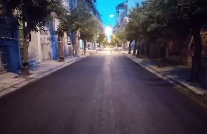 Δήμος Αθηναίων: Συνεχίζονται μέρα και νύχτα οι ασφαλτοστρώσεις σε δρόμους της πόλης (ΦΩΤΟ)