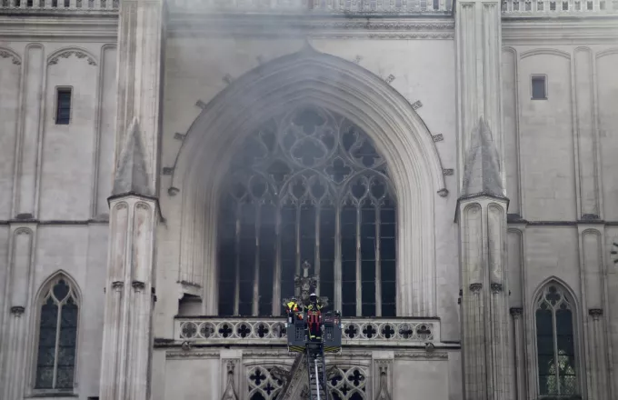 Γαλλία: Υποψίες για εμπρησμό στον Καθεδρικό ναό της Ναντ