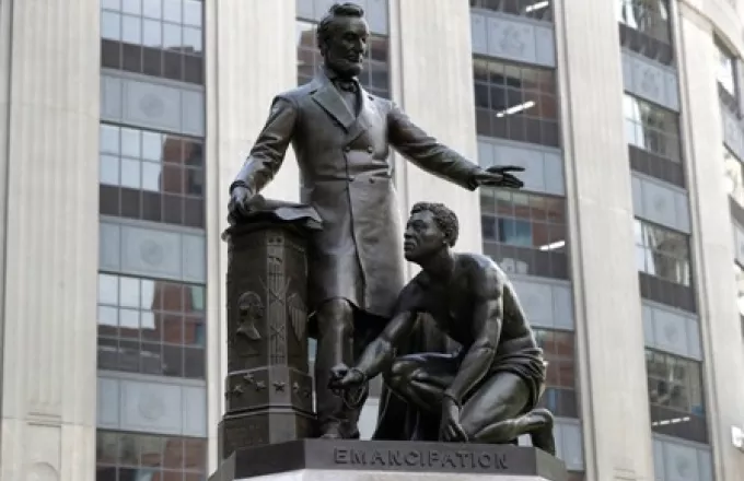 Βοστόνη: Απομακρύνεται το άγαλμα του Λίνκολν με έναν μαύρο σκλάβο γονατισμένο μπροστά του