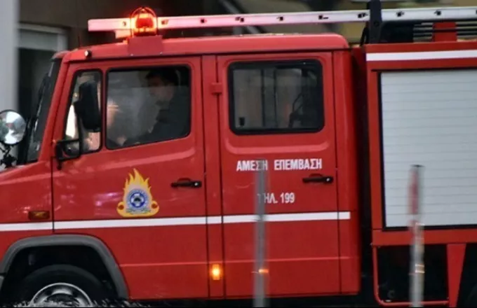 Πυρκαγιά σε φανοποιείο στο Περιστέρι - Κάηκαν αυτοκίνητα