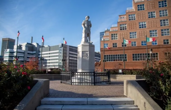 ΗΠΑ: Διαδηλωτές αποκαθήλωσαν άγαλμα του Χριστόφορου Κολόμβου στη Βαλτιμόρη
