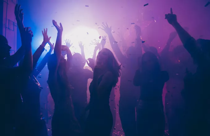Ξεκίνησαν πάλι τα κορωνοπάρτι στο ΑΠΘ: Μουσική, αλκοόλ και ατελείωτος χορός (video)