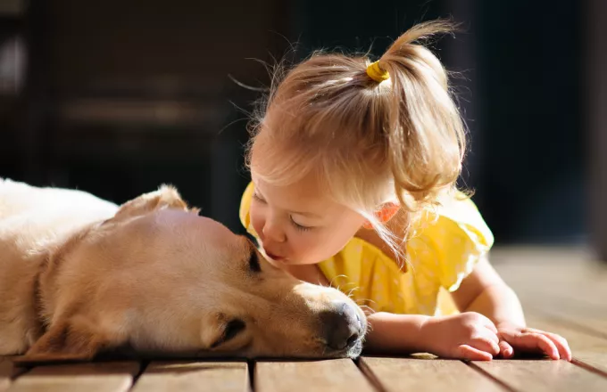Έρευνα: Καλύτερη η κοινωνικο-συναισθηματική ανάπτυξη των παιδιών που έχουν σκύλο στο σπίτι
