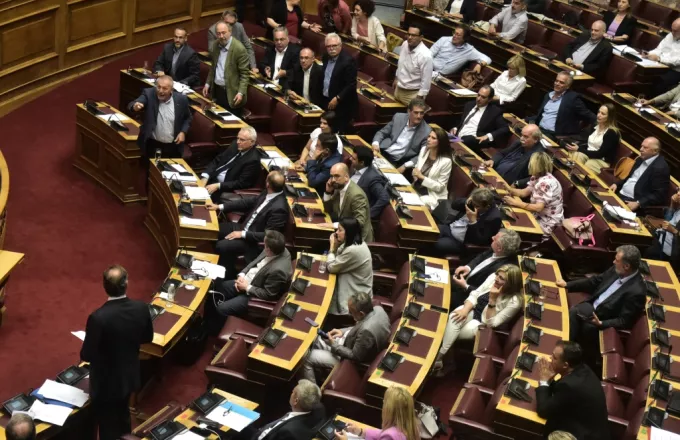 Από 187 βουλευτες υπερψηφίστηκε το νομοσχέδιο για διαδηλώσεις - Απείχαν Παπανδρέου, Καστανίδης