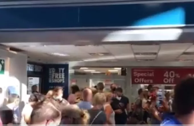 Αποκαλυπτικές εικόνες συνωστισμού στο αεροδρόμιο της Κω (Video)