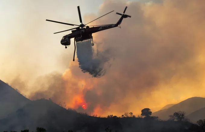 Καλιφόρνια: Απομακρύνουν εκατοντάδες κατοίκους από τα σπίτια τους εξαιτίας γιγαντιαίας πυρκαγιάς