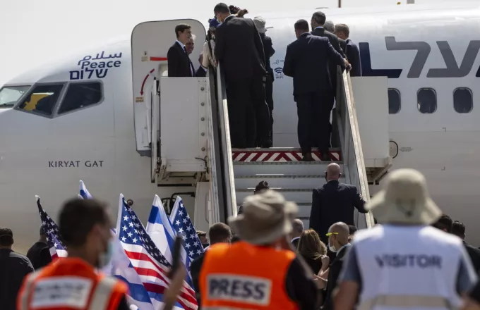 «Ιστορική πτήση»: Στα ΗΑΕ Αμερικανοί και Ισραηλινοί αξιωματούχοι για συμφωνία εξομάλυνσης (pics)