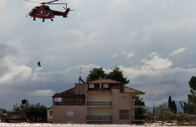 Θεομηνία στην Εύβοια: Εντοπίστηκε ζωντανή μια αγνοούμενη- Aπομακρύνθηκε με ελικόπτερο (vid)