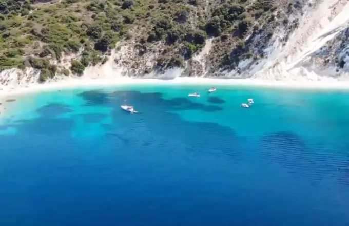 Κολυμπώντας στο καταγάλανο Γιδάκι της Ιθάκης- Από τις ομορφότερες ελληνικές παραλίες (vid)