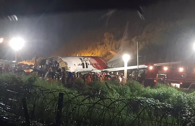 Ινδία: Στους 18 αυξήθηκε ο αριθμός των νεκρών από το αεροπορικό δυστύχημα 