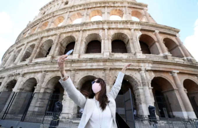 Την Δευτέρα η Ιταλία μετατρέπεται σε «λευκή ζώνη»- Οι μάσκες υποχρεωτικές μόνον σε κλειστούς χώρους
