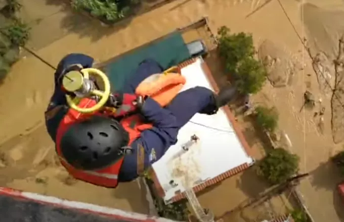 Συγκλονιστικό βίντεο: Καρέ-καρέ η επιχείρηση διάσωσης από ταράτσα σπιτιού στην Εύβοια 