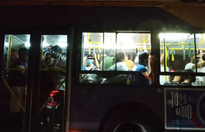 «Πάτα με να σε πατώ»: Απίστευτες εικόνες συνωστισμού σε λεωφορείο 