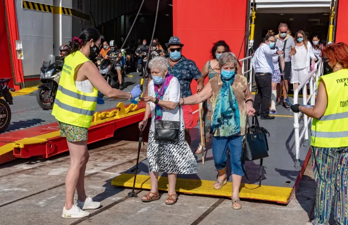Κορωνοϊός: 800 δειγματοληπτικά τεστ την περασμένη εβδομάδα στα λιμάνια Πειραιά και Ραφήνας