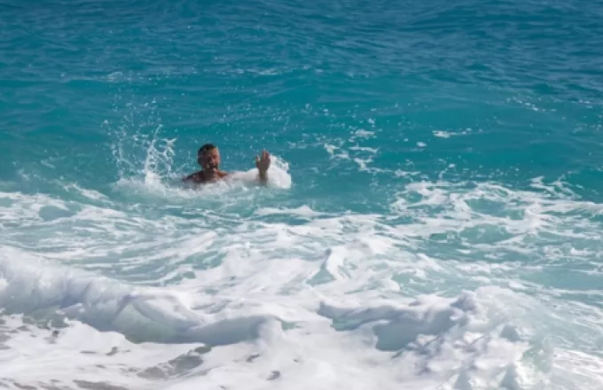 Ρίο: Δύο άτομα παρασύρθηκαν από ρεύματα ενώ κολυμπούσαν-Τα περισυνέλεξε φέρι μπότ