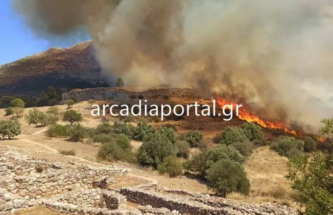 Πυρκαγιά στις Μυκήνες – Εκκενώθηκε ο αρχαιολογικός χώρος (pics, vid)