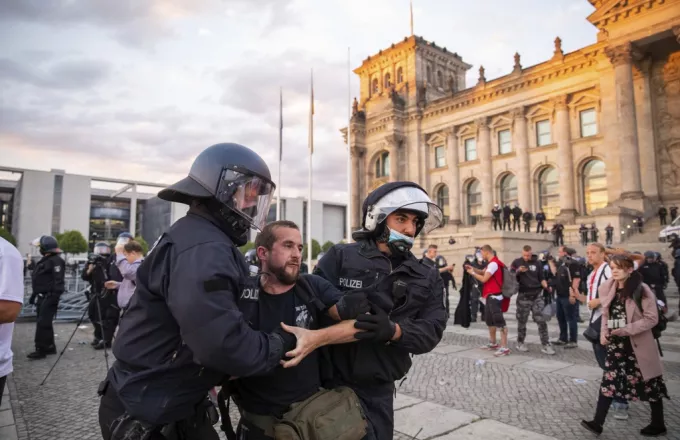 «Εικόνες ντροπής»: Οργή Μέρκελ για την απόπειρα διαδηλωτών να μπουν στο Ράιχσταγκ (vid,pics)