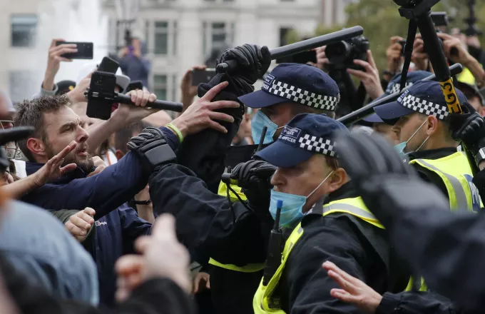 Βρετανία: Συγκρούσεις αστυνομικών με διαδηλωτές στη συγκέντρωση κατά των νέων μέτρων