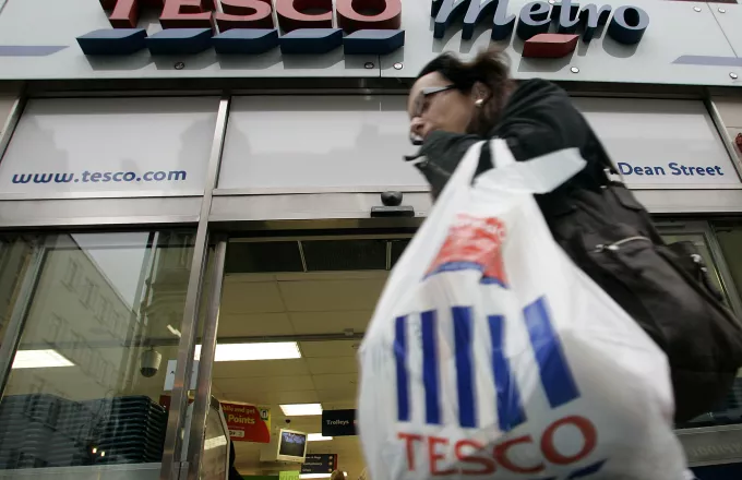 Βρετανία: Tesco και Morrisons βάζουν όρια στην ποσότητα προϊόντων που θα αγοράζουν οι πελάτες