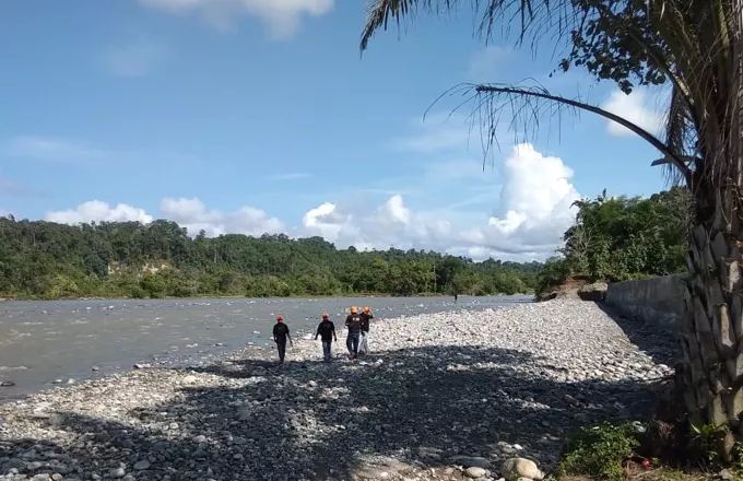 Κορωνοϊός- Ινδονησία: Κίνδυνος από τα ιατρικά απόβλητα που πλημμύρισαν τον ποταμό Σισαντάνε