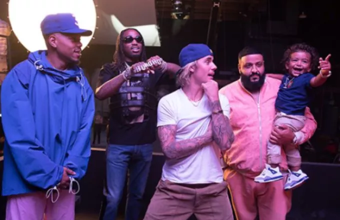 Γιατί οι Justin Bieber και Chance The Rapper Team δίνουν 250.000 δολάρια στους θαυμαστές τους;