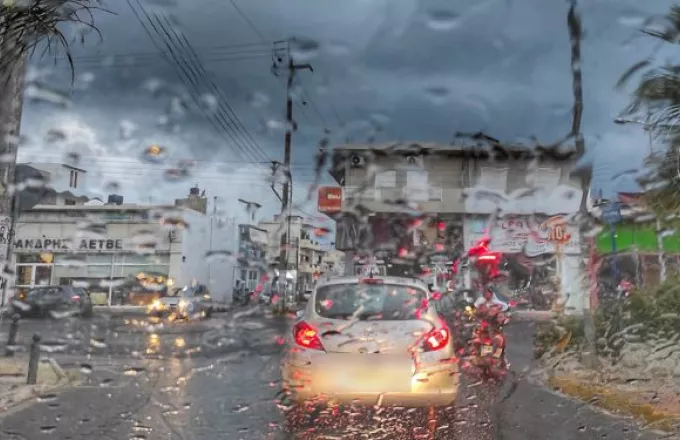 Στο έλεος του Ιανού και η Κρήτη: Κλείνουν διαβάσεις, πλημμύρισαν καταστήματα