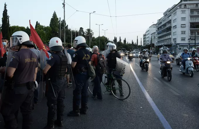 Σύνταγμα: Ένταση με διαδηλωτές που επιχείρησαν να κατευθυνθούν προς τουρκική πρεσβεία