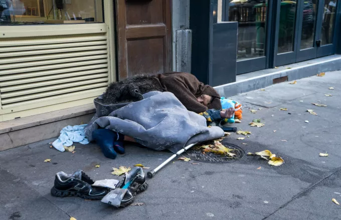 DW: Στο κόκκινο η φτώχεια στη Γαλλία-1 στους 4 περιορίζει το φαγητό ή παραλείπει γεύματα