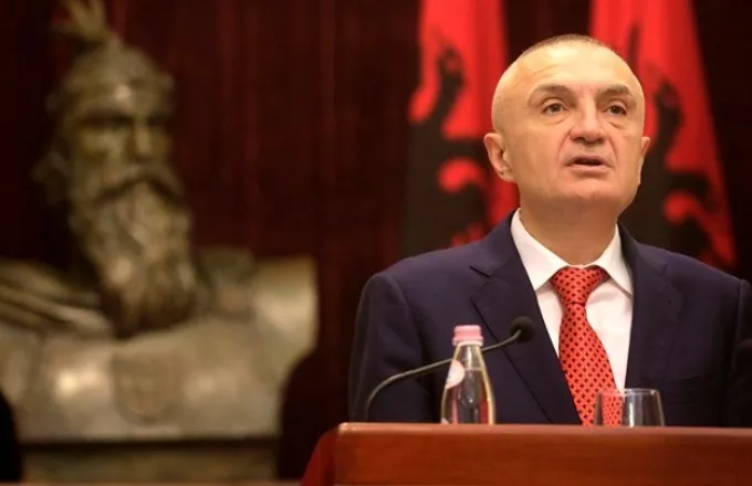 Ο πρόεδρος της Αλβανίας σε… κορωνοπάρτι – Έσερνε το χορό η γυναίκα του (videos)
