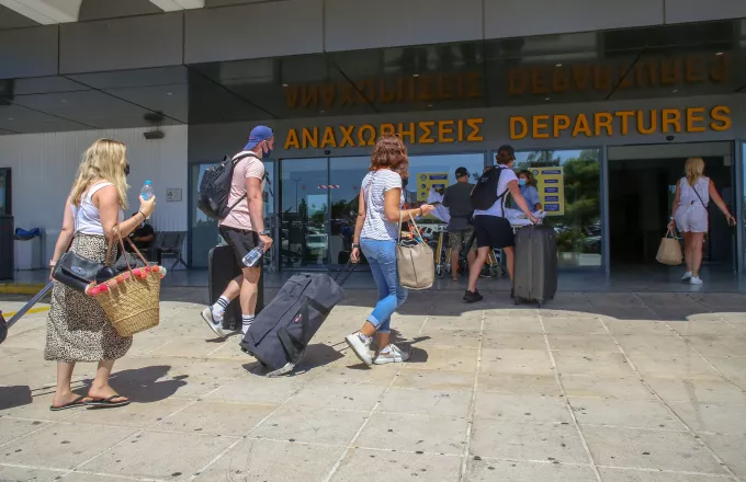 Ηράκλειο: 52 συλλήψεις στο αεροδρόμιο - Επιχείρησαν να ταξιδέψουν με πλαστά έγγραφα