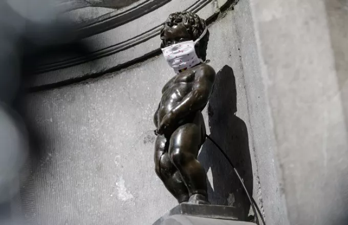 Βρυξέλλες: Γιατί έντυσαν γιατρό το διάσημο άγαλμα Μάνεκεν Πις 