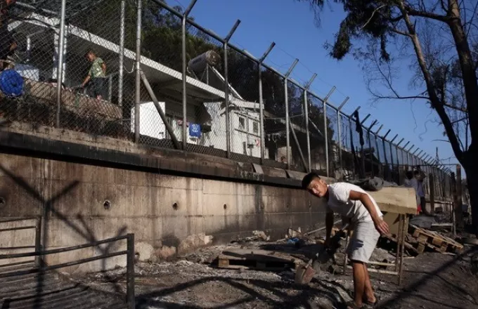 Χάος στη Μυτιλήνη: Τα επεισόδια κι οι έρευνες των αρχών για το ποιοι έβαλαν την φωτιά στη Μόρια