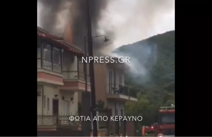 Ναύπακτος: Στις φλόγες σπίτι μετά από κεραυνό που χτύπησε στον ηλιακό (vid)