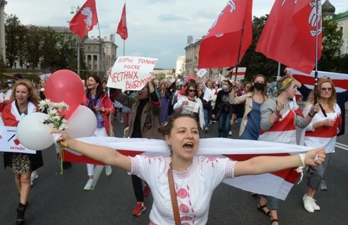 Λευκορωσία: Χιλιάδες άνθρωποι διαδηλώνουν στο Μινσκ και στις άλλες πόλεις κατά Λουκασένκο