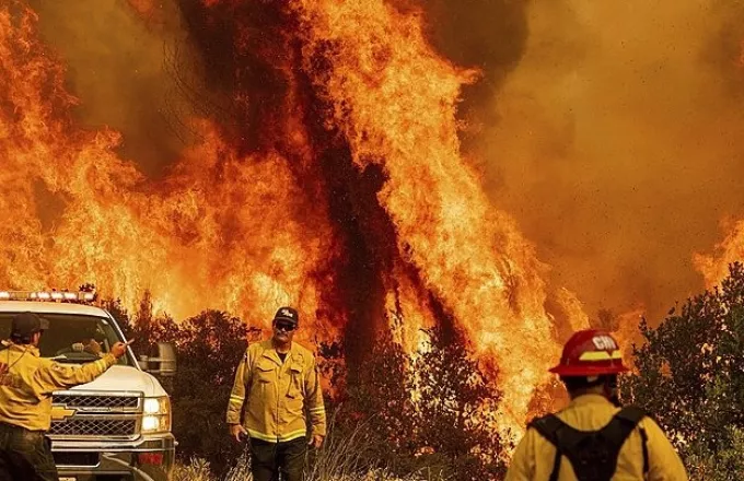 ΗΠΑ: Τεράστιες πυρκαγιές κατακαίνε τη δυτική ακτή της χώρας - Τουλάχιστον έξι νεκροί	