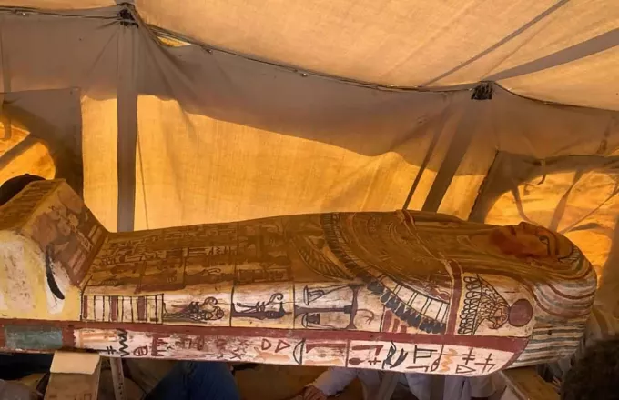 Σπουδαίο εύρημα στην Αίγυπτο: Στο φως 14 σαρκοφάγοι 2.500 ετών (pics, vid)