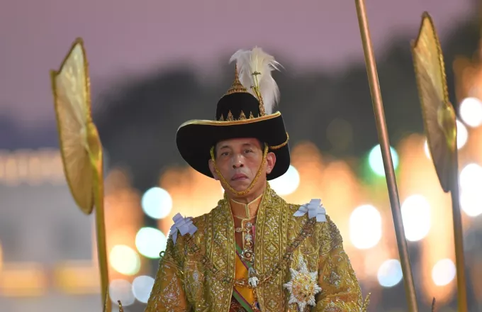 Χάρη στην πρώην ερωμένη του απένειμε ο βασιλιάς της Ταϊλάνδης (pics)