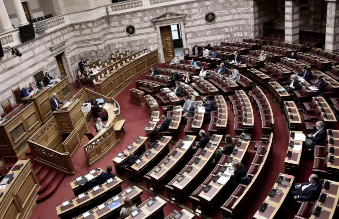 "Μύλος" στη Βουλή για τη μη στέρηση πολιτικών δικαιωμάτων της Χρυσής Αυγής