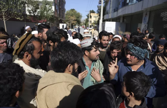Αφγανιστάν: Τουλάχιστον 15 νεκροί λόγω ποδοπατήματος έξω από το προξενείο για έκδοση βίζας