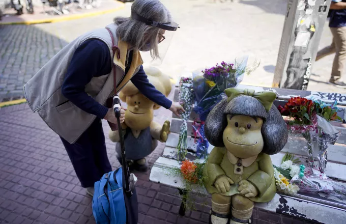 Αργεντινή: Εθνικό πένθος για τον θάνατο του Κίνο - Κατακλύστηκε από λουλούδια το άγαλμα της Μαφάλντας