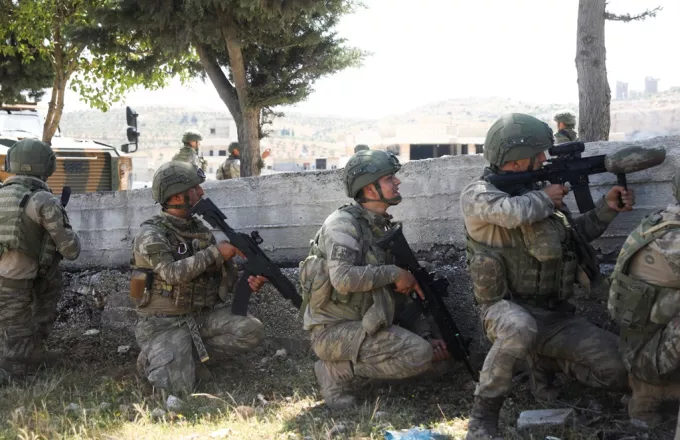 Με την πλάτη στον τοίχο η Τουρκία: Γιατί αποσύρει στρατεύματα από τη Συρία 