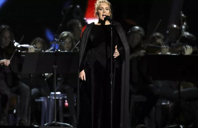 Η Adele, πιο αδύνατη από ποτέ, ποζάρει με τον νέο της σύντροφο (pics)