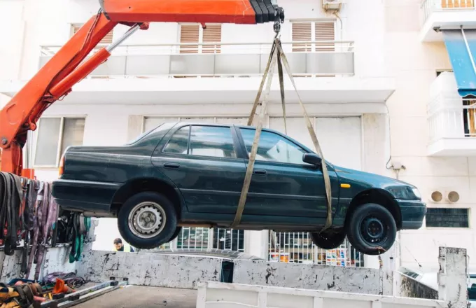 Πάνω από 2.300 εγκαταλελειμμένα οχήματα απομακρύνθηκαν από τον Δήμο Αθηναίων τον τελευταίο χρόνο (ΦΩΤΟ) 