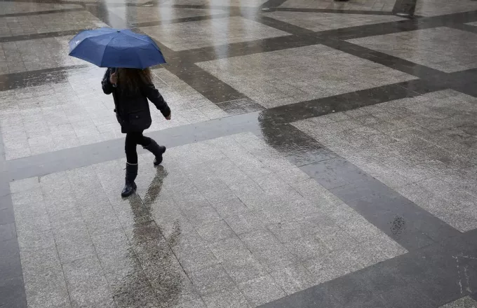 Καιρός: Πέμπτη με βροχές σε Αθήνα και Θεσσαλονίκη-Παραμένει η αφρικανική σκόνη