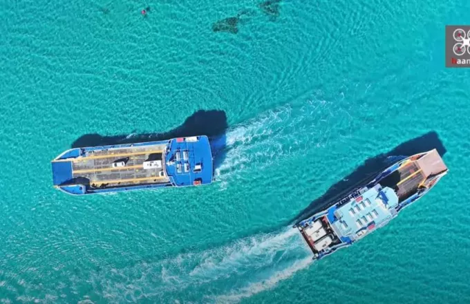 Το απόλυτο τιρκουάζ στην Ελαφόνησο: Η συνάντηση δύο πλοίων που κόβει την ανάσα (βίντεο)