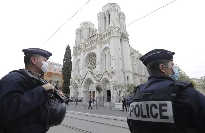 Γαλλία: Οι αστυνομικοί εξουδετέρωσαν άνδρα με μαχαίρι στο Παρίσι