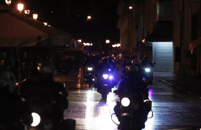 Διαμαρτυρία Ρομά στα Μέγαρα - Κλειστή η παλιά Εθνική προς Κόρινθο
